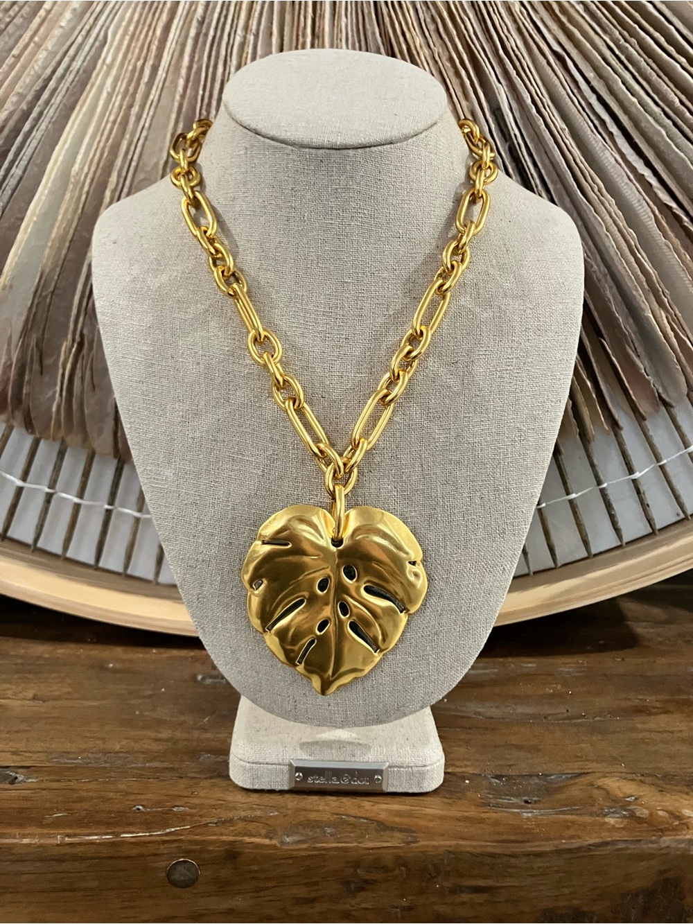 Kendra Scott Kayla Gold Chain Necklace with Green Monstera Leaf Pendant - Picture 2 of 8
